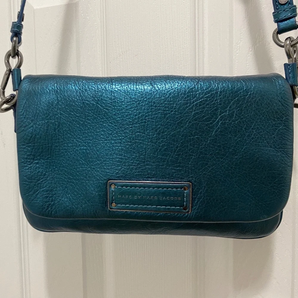 Marc by Marc Jacobs Blue Metallic Leather Crossbody Bag – Designer Chic Statemen